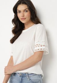 Born2be - Biały T-shirt z Bawełny Ozdobiony Ażurowym Wzorem Valreia. Okazja: na co dzień. Kolor: biały. Materiał: bawełna. Wzór: aplikacja, ażurowy. Styl: casual #3