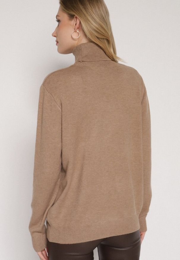 Born2be - Beżowy Casualowy Golf z Wełną o Prostym Kroju Reiselia. Okazja: na co dzień. Typ kołnierza: golf. Kolor: beżowy. Materiał: wełna. Styl: casual