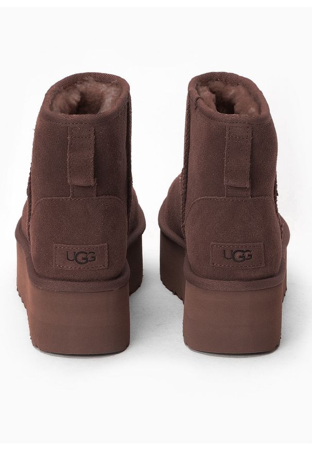 Ugg - Buty zimowe damskie brązowe UGG W CLASSIC MINI PLATFORM. Kolor: brązowy. Materiał: skóra, wełna, zamsz, lyocell, poliester. Szerokość cholewki: normalna. Wzór: aplikacja. Sezon: zima. Obcas: na platformie