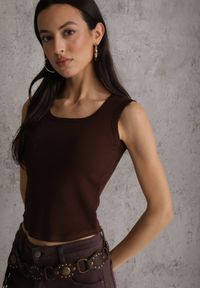 Renee - Brązowy Wiskozowy Top Dopasowany z Kwadratowym Dekoltem Bez Rękawów Bilincja. Okazja: na co dzień. Typ kołnierza: dekolt kwadratowy. Kolor: brązowy. Materiał: wiskoza. Długość rękawa: bez rękawów. Styl: casual #6