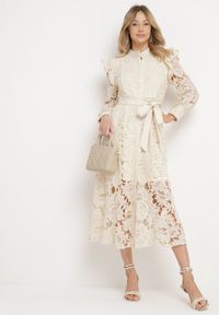 Born2be - Beżowa Koronkowa Sukienka z Paskiem w Talii i Falbanką Nicasta. Okazja: na co dzień. Typ kołnierza: kołnierzyk stójkowy. Kolor: beżowy. Materiał: koronka. Długość rękawa: długi rękaw. Typ sukienki: proste. Styl: casual, elegancki #6