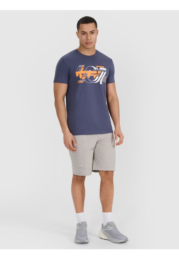 4f - 4F T-shirt regular z nadrukiem męski - szary M. Okazja: na co dzień. Kolor: szary. Materiał: bawełna, jersey, materiał. Długość rękawa: krótki rękaw. Długość: krótkie. Wzór: nadruk. Styl: sportowy, casual, klasyczny