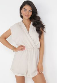 Born2be - Jasnobeżowy Kombinezon z Krótkimi Nogawkami i Kopertowym Dekoltem z Wiskozy Polisse. Kolor: beżowy. Materiał: wiskoza. Długość: krótkie. Sezon: wiosna, lato #3
