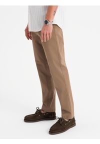 Ombre Clothing - Męskie spodnie chino REGULAR FIT z delikatną strukturą – ciemnobeżowe V2 - Rozmiar: L. Okazja: na co dzień. Kolor: beżowy. Materiał: tkanina, elastan, bawełna. Styl: klasyczny, casual #3