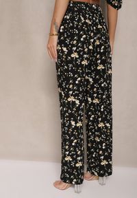 Renee - Czarne Spodnie High Waist w Kwiatowy Wzór Zolsedi. Okazja: na co dzień, na spacer. Stan: podwyższony. Kolor: czarny. Wzór: kwiaty. Styl: elegancki, casual #4