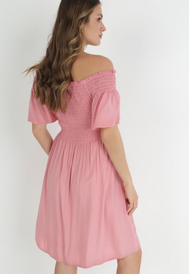 Born2be - Różowa Sukienka Hiszpanka z Wiskozy Rallu. Typ kołnierza: dekolt hiszpanka. Kolor: różowy. Materiał: wiskoza. Styl: wakacyjny