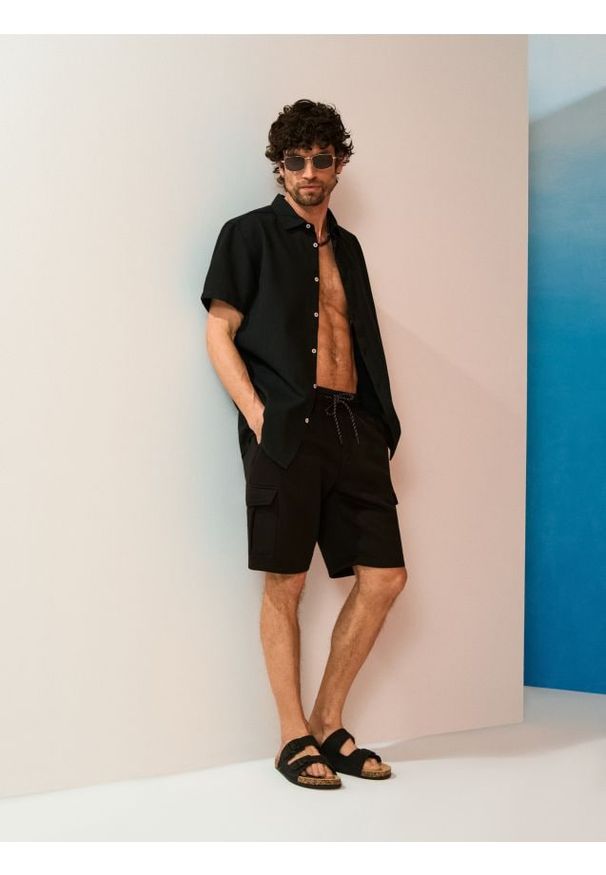 Sinsay - Bawełniane szorty cargo - czarny. Kolor: czarny. Materiał: bawełna