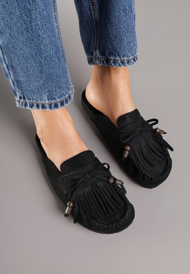 Renee - Czarne Klapki Ozdobione Kokardą i Frędzlami Felindrise. Okazja: na spacer. Kolor: czarny. Wzór: aplikacja. Sezon: lato. Styl: boho, elegancki