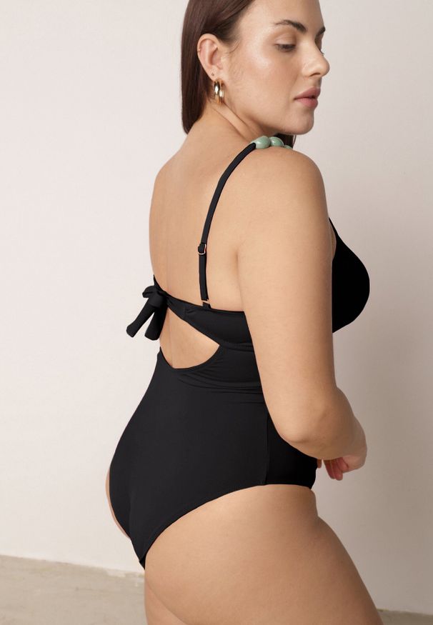 Born2be - Czarny Strój Kąpielowy Ozdobiony Kamieniami Medorise. Kolekcja: plus size. Kolor: czarny. Wzór: aplikacja