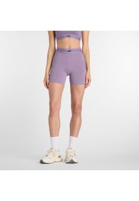 Spodenki damskie New Balance WB61E4GEAA5 – fioletowe. Stan: podwyższony. Kolor: fioletowy. Materiał: poliester, lycra, materiał. Wzór: gładki. Sport: fitness #1