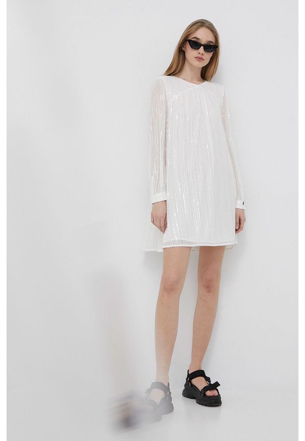 Superdry sukienka kolor biały mini oversize. Kolor: biały. Długość rękawa: długi rękaw. Typ sukienki: oversize. Długość: mini