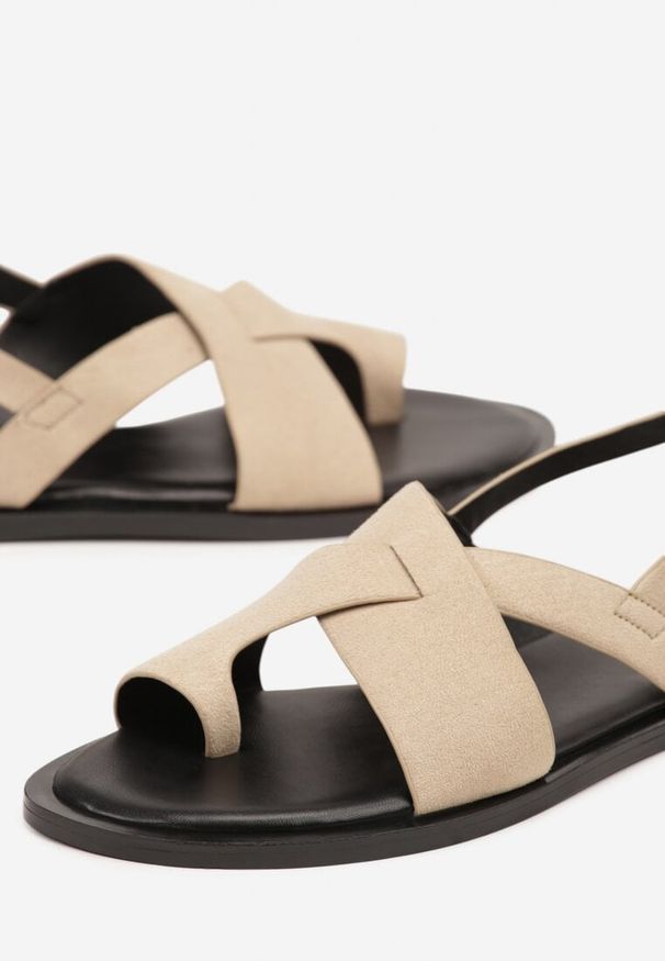 Born2be - Ciemnobeżowe Sandały Vices w Stylu Japonek Melavella. Okazja: na co dzień. Zapięcie: sprzączka. Kolor: beżowy. Sezon: lato. Styl: casual