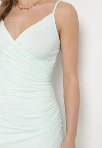 Born2be - Jasnozielona Dopasowana Sukienka z Marszczeniem Callienne. Kolor: zielony. Długość rękawa: na ramiączkach. Typ sukienki: kopertowe. Długość: maxi #5