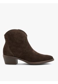 Ryłko - Ciemnobrązowe botki welurowe. Okazja: na co dzień. Zapięcie: zamek. Kolor: brązowy. Szerokość cholewki: normalna. Wysokość cholewki: za kostkę. Materiał: skóra, welur. Sezon: wiosna, jesień. Obcas: na obcasie. Styl: casual, street, elegancki. Wysokość obcasa: średni #1