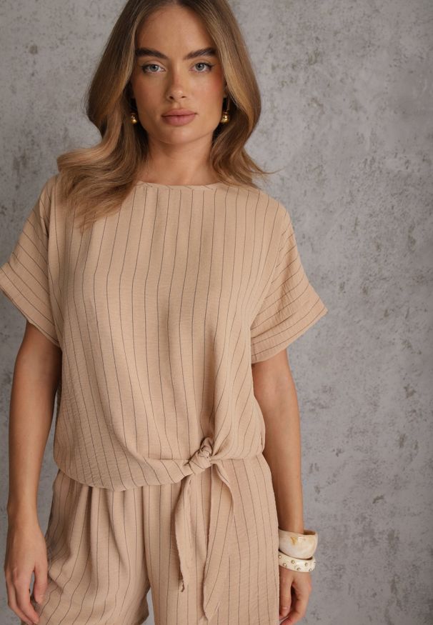 Renee - Beżowy Casualowy Komplet z Dużą Zawartością Wiskozy Wiązana Bluzka i Szorty Pellea. Kolor: beżowy. Materiał: wiskoza. Wzór: prążki
