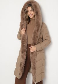 Born2be - Beżowa Pikowana Kurtka z Futerkowym Obszyciem i Paskiem Samiria. Okazja: na co dzień, do pracy, na spotkanie biznesowe. Kolor: beżowy. Materiał: poliester, dzianina, jeans, futro. Styl: biznesowy, klasyczny, casual #5