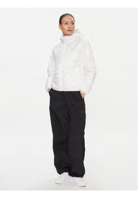 Tommy Jeans Kurtka przejściowa DW0DW17242 Biały Regular Fit. Kolor: biały. Materiał: syntetyk