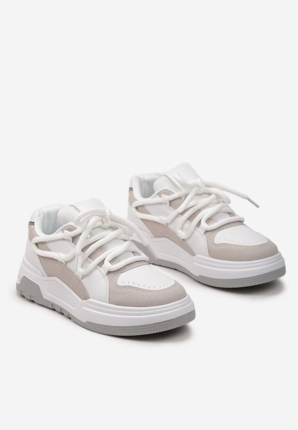 Renee - Biało-Beżowe Sneakersy z Szerokimi Ozdobnymi Sznurówkami Naale. Nosek buta: okrągły. Zapięcie: sznurówki. Kolor: biały. Materiał: materiał. Obcas: na obcasie. Wysokość obcasa: niski