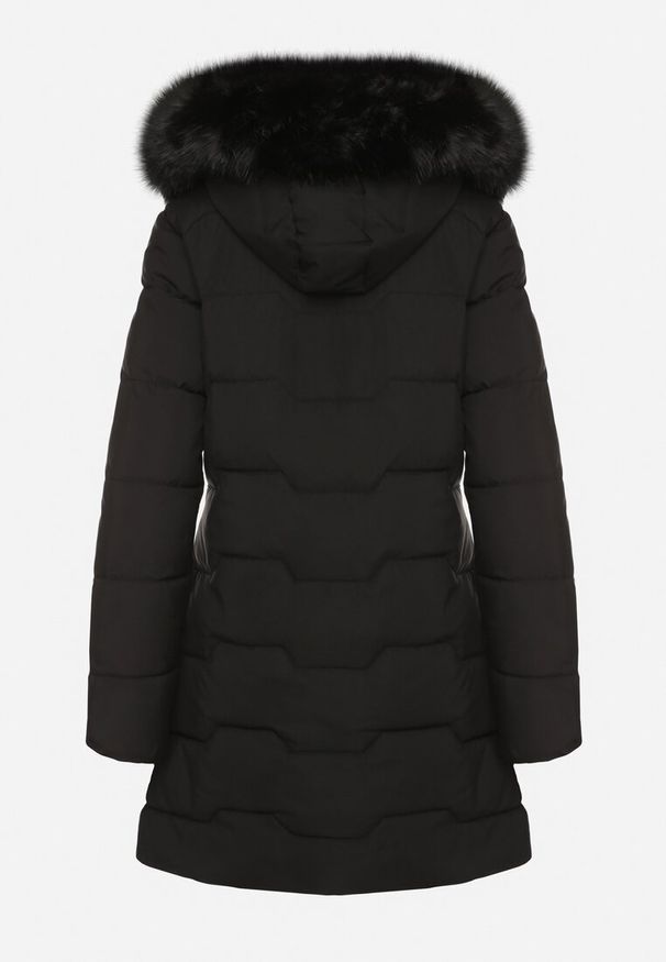 Born2be - Czarna Taliowana Kurtka z Pikowanymi Przeszyciami i Kapturem z Futrem Mundria. Okazja: na co dzień. Kolor: czarny. Materiał: futro. Styl: klasyczny, casual, elegancki