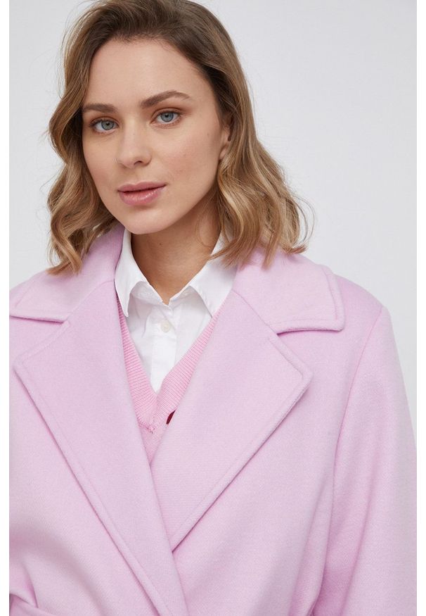 TOMMY HILFIGER - Tommy Hilfiger Płaszcz z domieszką wełny kolor fioletowy przejściowy dwurzędowy. Okazja: na co dzień. Kolor: fioletowy. Materiał: wełna. Styl: klasyczny, casual