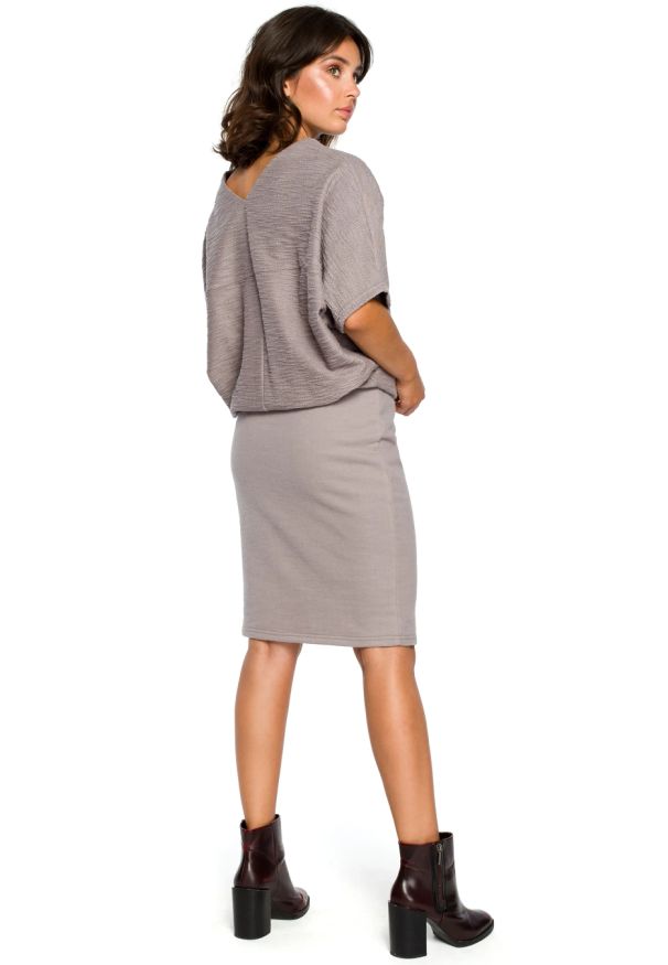 Sukienki.shop - Sukienka dzianinowa ołówkowa ze zbluzowaną górą szara. Kolor: szary. Materiał: dzianina. Typ sukienki: ołówkowe