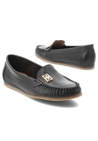 Mokasyny damskie Armodo, cholewka ze skóry naturalnej gładkiej klasyczna wsuwana konstrukcja z delikatnym przeszyciem z przodu subtelny metalowy deta. Okazja: na co dzień. Kolor: czarny. Materiał: skóra. Szerokość cholewki: normalna. Wzór: gładki. Styl: klasyczny #8