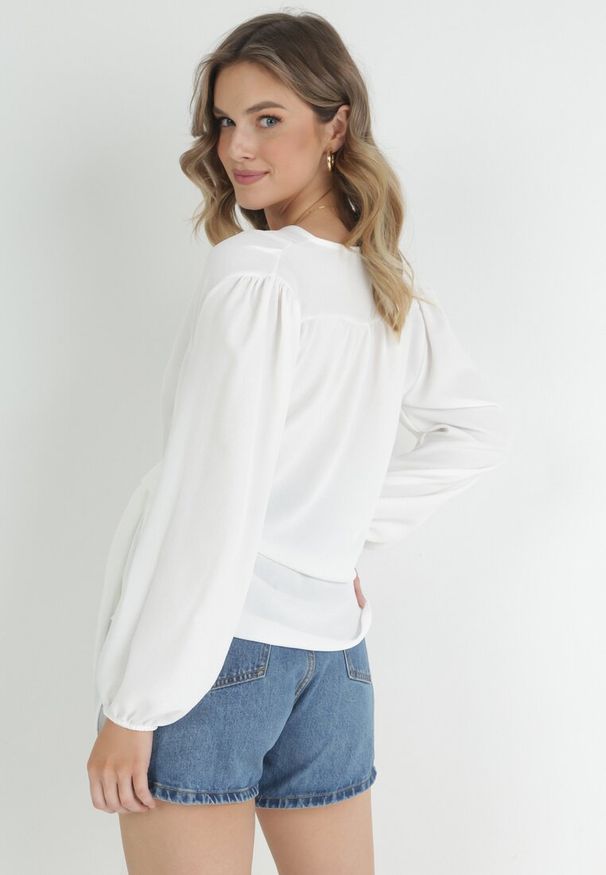 Born2be - Biała Kopertowa Bluzka z Wiązaniem Maerise. Okazja: na co dzień. Typ kołnierza: dekolt w serek. Kolor: biały. Materiał: jeans. Styl: klasyczny, casual
