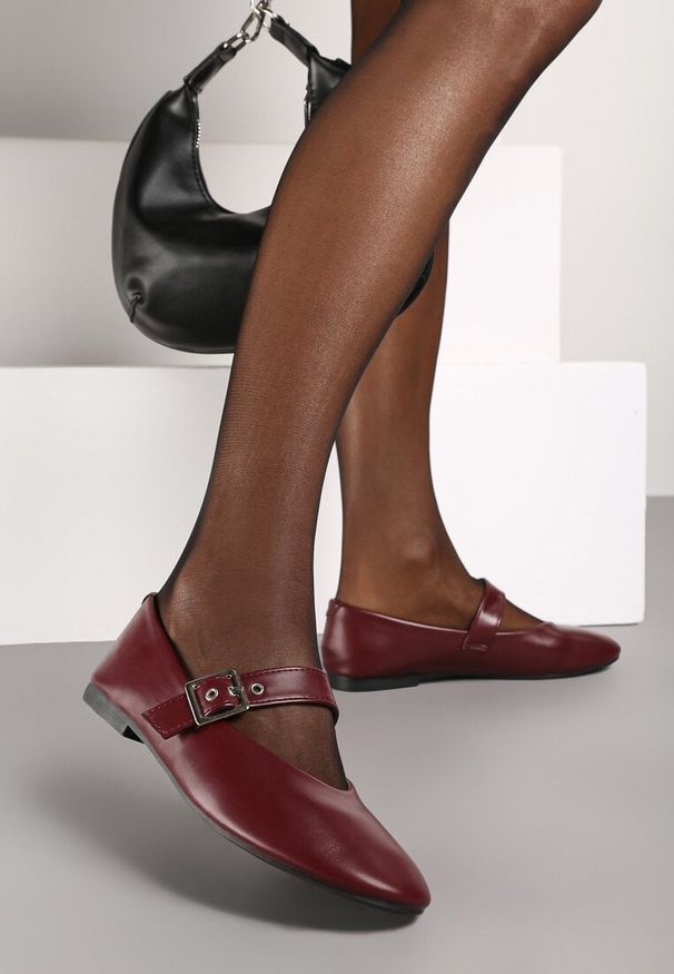 Renee - Bordowe Balerinki na Płaskiej Podeszwie Mary Jane Ozdobione Paskiem ze Sprzączką Fareloma. Okazja: do pracy, na spacer. Zapięcie: pasek. Kolor: czerwony. Wzór: aplikacja. Sezon: wiosna. Obcas: na płaskiej podeszwie. Styl: klasyczny, elegancki