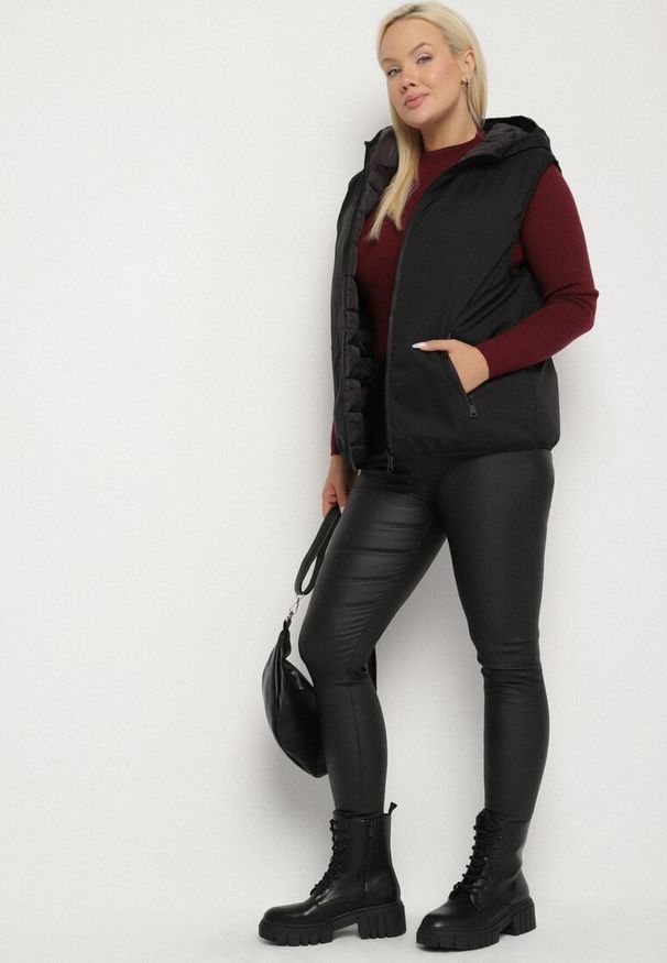 Born2be - Czarna Dwustronna Kamizelka z Kapturem Zdobiona Pikowanymi Przeszyciami Tuliona. Okazja: na spacer. Typ kołnierza: kaptur. Kolekcja: plus size. Kolor: czarny. Materiał: jeans. Wzór: aplikacja. Styl: elegancki