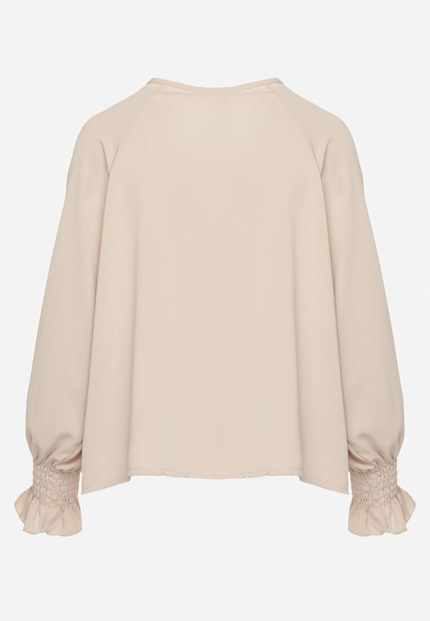 Born2be - Beżowa Bluzka z Ozdobnymi Falbankami Emitta. Okazja: na co dzień, na spotkanie biznesowe, do pracy. Typ kołnierza: kołnierz z falbankami. Kolor: beżowy. Długość rękawa: długi rękaw. Długość: długie. Styl: casual, biznesowy, elegancki