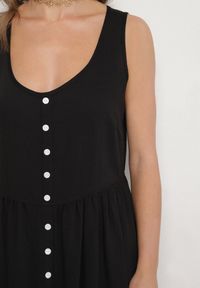 Born2be - Czarna Wiskozowa Sukienka o Rozkloszowanym Kroju z Guzikami Natesana. Okazja: na spacer, na co dzień. Kolor: czarny. Materiał: wiskoza. Typ sukienki: proste. Styl: casual #6