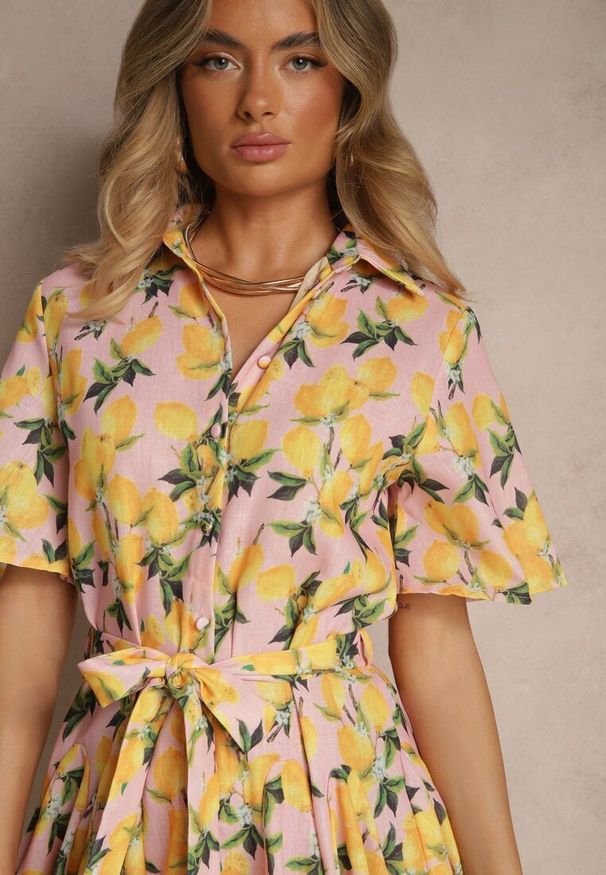 Renee - Różowa Rozkloszowana Sukienka Koszulowa z Wiązanym Paskiem i Krótkim Rękawem Lavialane. Okazja: na co dzień. Kolor: różowy. Długość rękawa: krótki rękaw. Typ sukienki: koszulowe. Styl: casual, elegancki