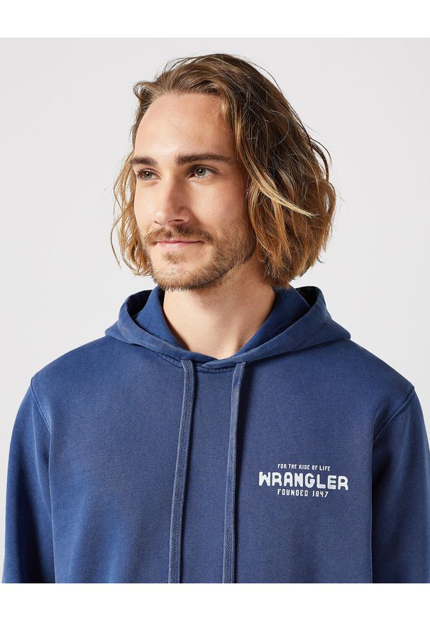 Wrangler - WRANGLER MĘSKA BLUZA GRAPHIC HOODIE NAVY 112350540 W671011976. Typ kołnierza: kaptur
