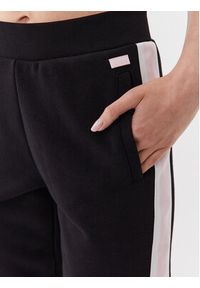 Guess Spodnie dresowe V3YB20 KBV71 Czarny Regular Fit. Kolor: czarny. Materiał: bawełna #5