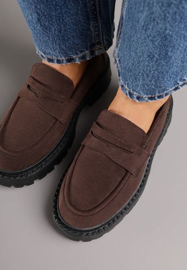 Renee - Brązowe Wsuwane Mokasyny Vices na Platformie Dionela. Okazja: na co dzień. Zapięcie: bez zapięcia. Kolor: brązowy. Materiał: jeans, koronka. Sezon: jesień. Obcas: na platformie. Styl: casual, klasyczny