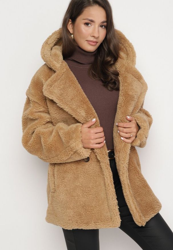 Born2be - Beżowa Futrzana Kurtka Teddy z Kapturem Zapinana na Guziki Kejavia. Okazja: na co dzień. Typ kołnierza: kaptur. Kolor: beżowy. Materiał: futro. Styl: elegancki, casual