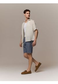 Reserved - Lniane szorty regular fit - jasnoniebieski. Kolor: niebieski. Materiał: len #1