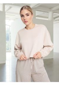 Sinsay - Bluza z dekoracyjnymi lampasami soft touch - beżowy. Kolor: beżowy. Materiał: wiskoza, dzianina
