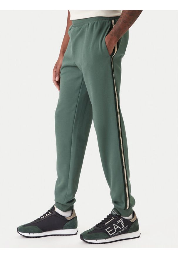 EA7 Emporio Armani Spodnie dresowe 7M001482 AF12660 U7260 Zielony Regular Fit. Kolor: zielony. Materiał: syntetyk, bawełna