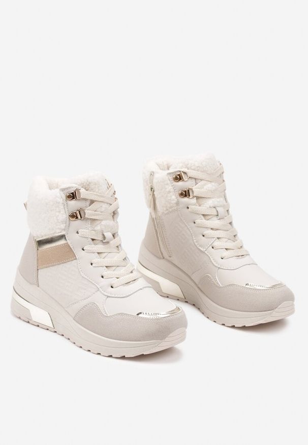 Born2be - Beżowe Sneakersy na Koturnie Zdobione Metalicznymi Wstawkami i Futerkiem Omedia. Okazja: na co dzień, na spotkanie biznesowe. Zapięcie: sznurówki. Kolor: beżowy. Materiał: futro. Wzór: aplikacja. Obcas: na koturnie