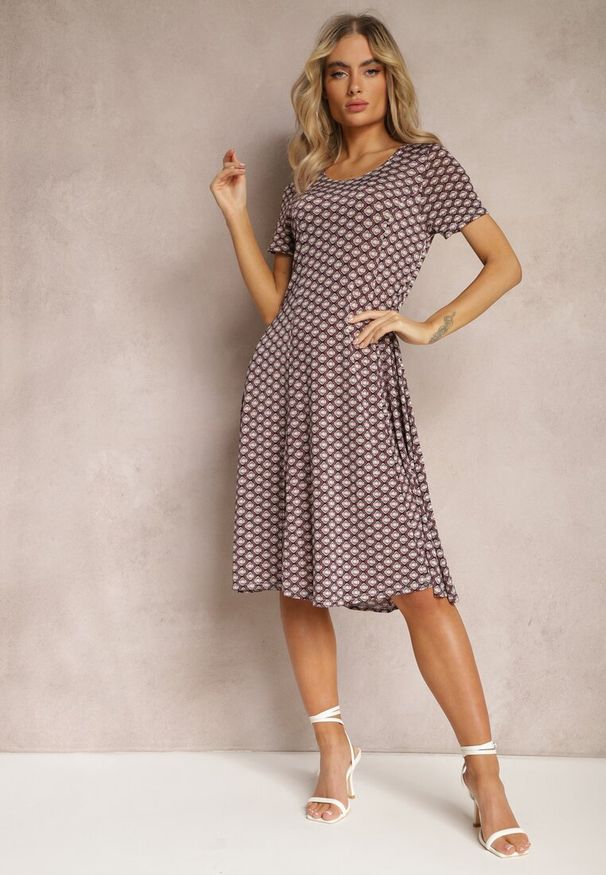 Renee - Bordowo-Beżowa Wiskozowa Sukienka o Rozkloszowanym Fasonie Ibelia. Kolor: czerwony. Materiał: wiskoza. Typ sukienki: rozkloszowane