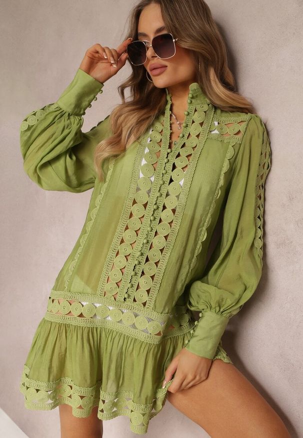 Renee - Zielona Koronkowa Tunika Pudełkowa z Falbaną Nawal. Typ kołnierza: kołnierzyk stójkowy. Kolor: zielony. Materiał: koronka. Wzór: aplikacja. Styl: boho
