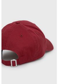 New Era czapka bawełniana kolor bordowy z aplikacją. Kolor: czerwony. Materiał: bawełna. Wzór: aplikacja #2