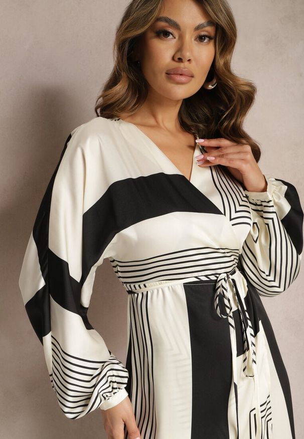 Renee - Czarna Kopertowa Sukienka Kimono Wiązana w Talii Ozdobiona Geometrycznym Wzorem Erostta. Kolor: czarny. Wzór: aplikacja, geometria. Typ sukienki: kopertowe