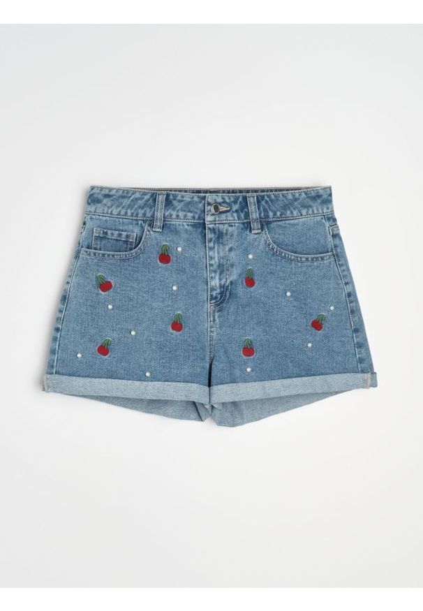 Sinsay - Szorty jeansowe mom fit z haftowanymi wisienkami - niebieski. Kolor: niebieski. Materiał: jeans. Wzór: haft