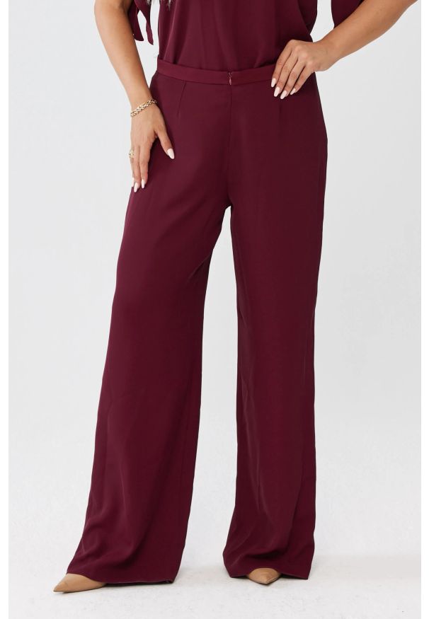 Moda Size Plus Iwanek - Eleganckie bordowe spodnie Rosa z poszerzoną nogawką PLUS SIZE XXL OVERSIZE. Okazja: na co dzień. Stan: podwyższony. Kolekcja: plus size. Kolor: czerwony. Materiał: elastan, materiał, tkanina, poliester. Długość: krótkie. Styl: elegancki