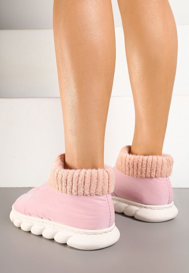 Born2be - Różowe Kapcie Vices Pikowane na Piankowej Podeszwie Floraviel. Okazja: do domu, na co dzień. Kolor: różowy. Materiał: dzianina, futro. Obcas: na płaskiej podeszwie. Styl: casual