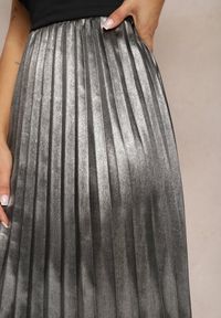 Renee - Srebrna Połyskująca Spódnica Plisowana Maxi Vilira. Kolor: srebrny. Materiał: tkanina. Styl: elegancki #3