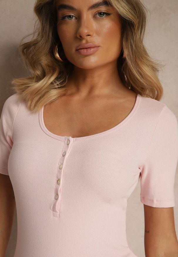 Renee - Różowy Bawełniany T-shirt Prążkowany z Guzikami Florvivi. Okazja: na co dzień. Kolor: różowy. Materiał: bawełna, prążkowany. Styl: casual, sportowy