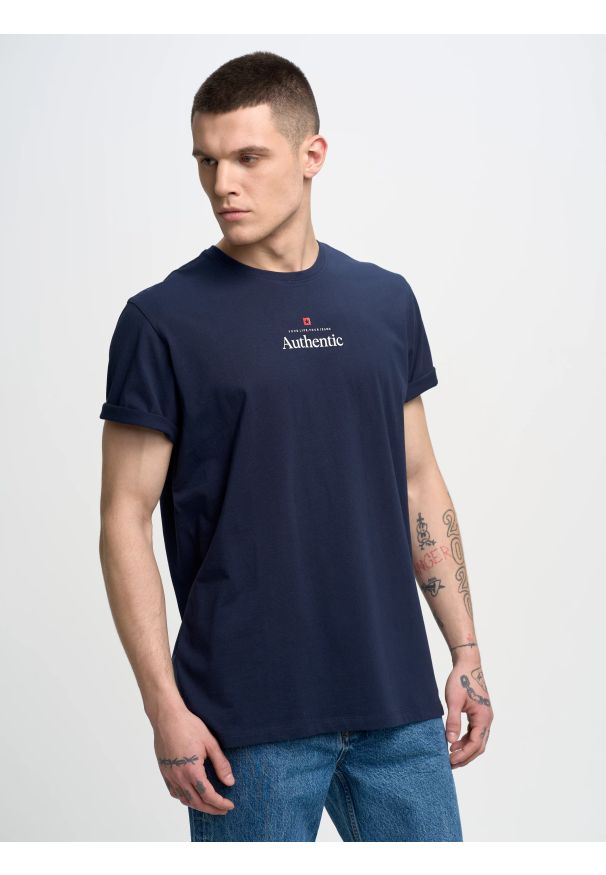 Big-Star - Koszulka męska z linii Authentic z nadrukiem granatowa Techmunen 403. Okazja: na co dzień. Kolor: niebieski. Materiał: bawełna, jeans. Wzór: nadruk. Sezon: lato. Styl: sportowy, casual